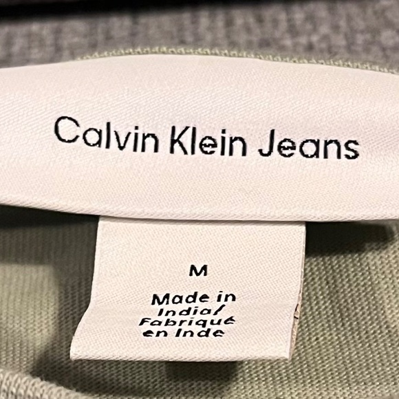 Calvin Klein Jeans Modern Fit T-Shirt. Medium - Picture 6 of 6